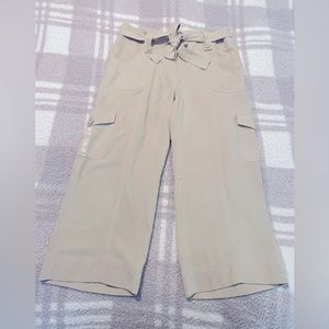 Cream silk Capri cargo pants. Size 4. GUC. White House Black Market.